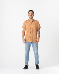 Camisa hombre cuello mao Tarantino café (Chalis)
