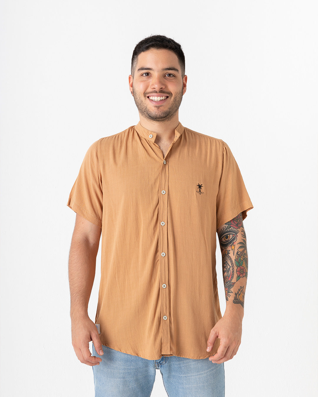 Camisa hombre cuello mao Tarantino café (Chalis)