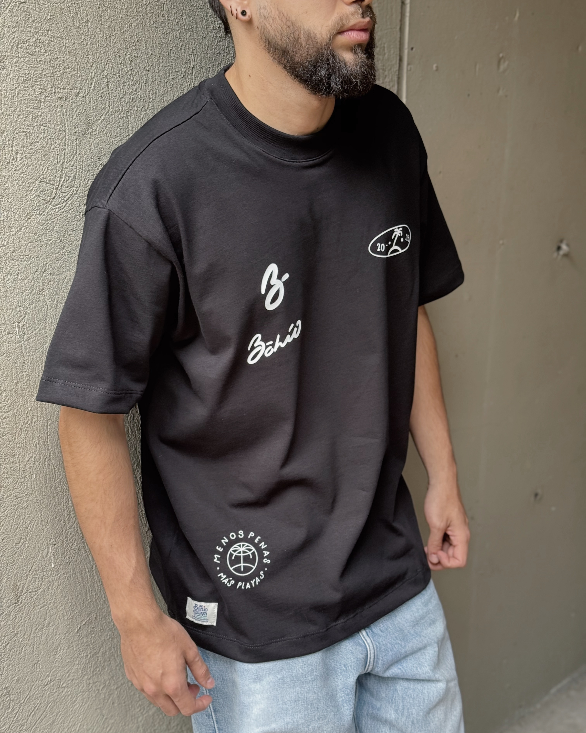 Camiseta Unisex Oversize Menos Penas Más Playa Negra (Algodón 270 grs)