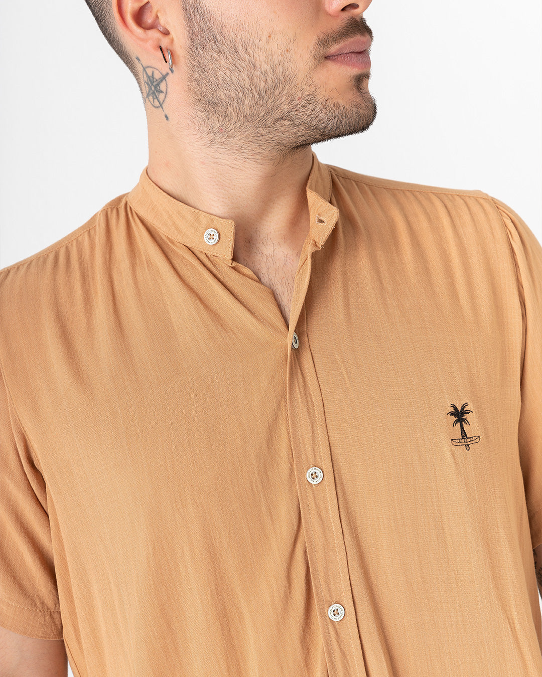 Camisa hombre cuello mao Tarantino café (Chalis)