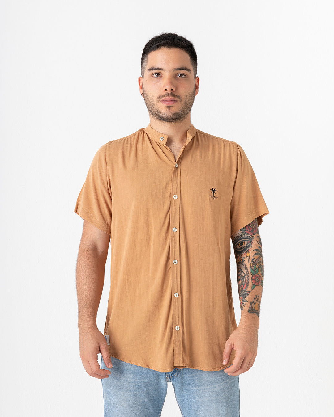 Camisa hombre cuello mao Tarantino café (Chalis)