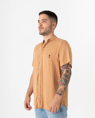 Camisa hombre cuello mao Tarantino café (Chalis)